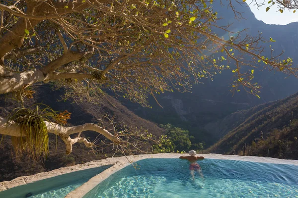 墨西哥Las Grutas Tolantongo自然温泉池中的游客休息 — 图库照片