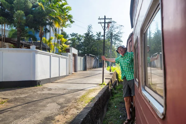 スリランカの高地にある茶畑の中で エラからキャンディへの電車に乗る観光客 — ストック写真