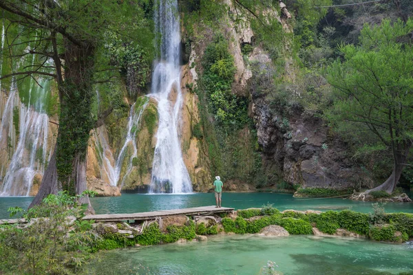 Turista Descansando Perto Bela Cachoeira Selva México — Fotografia de Stock