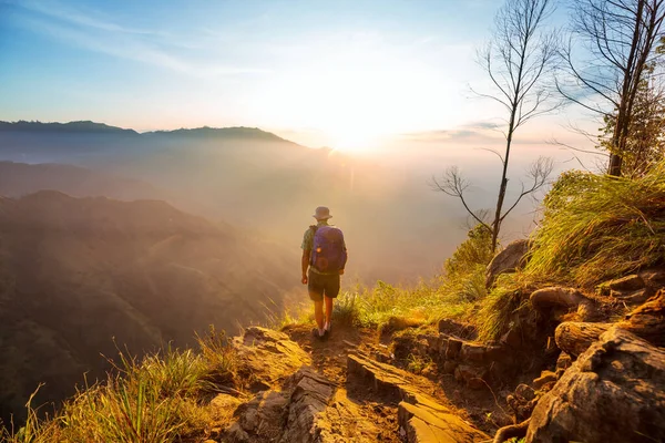 Turista Sul Punto Vista Dei Paesaggi Montani — Foto Stock