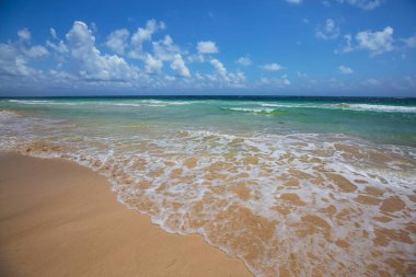 Tropikal sahildeki güzel yaz manzaraları. Tatil arkaplanı.