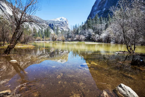 Turista Yosemitském Národním Parku Jarní Sezóně Kalifornie Usa — Stock fotografie