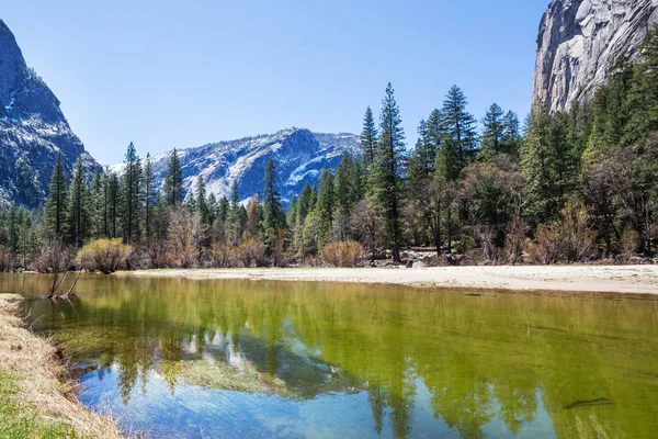 Turista Yosemitském Národním Parku Jarní Sezóně Kalifornie Usa — Stock fotografie