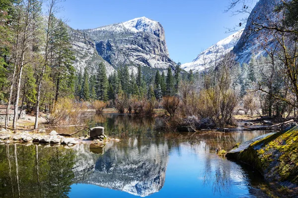 Мандрівник Національному Парку Йосеміті Весняного Сезону Каліфорнія Сша — стокове фото