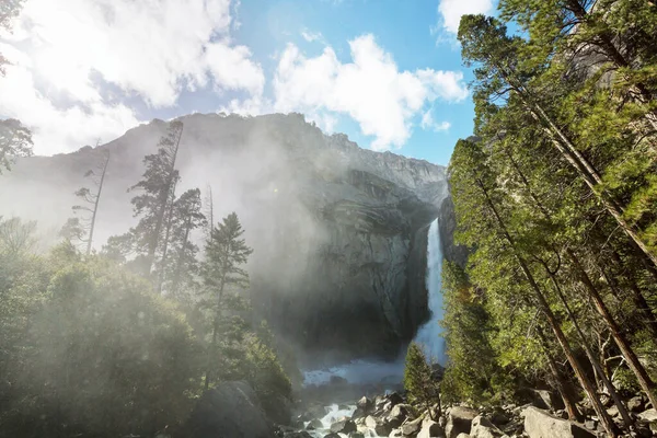 Yosemite Ulusal Parkı Nda Bahar Sezonunda Yürüyüş Kaliforniya Abd — Stok fotoğraf