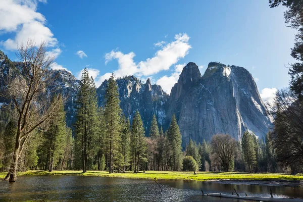 Мандрівник Національному Парку Йосеміті Весняного Сезону Каліфорнія Сша — стокове фото