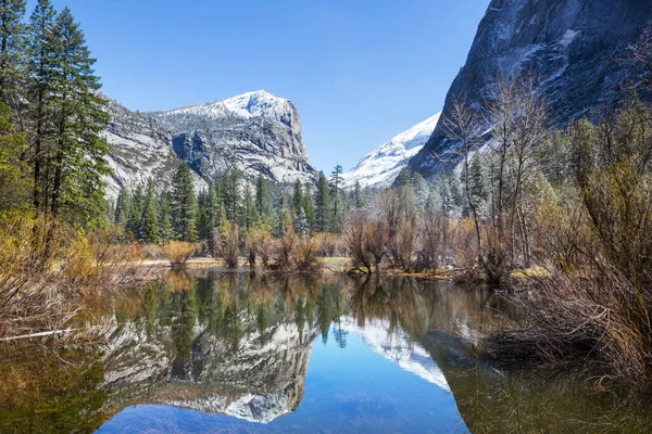 Turysta Parku Narodowym Yosemite Kalifornia Usa — Zdjęcie stockowe