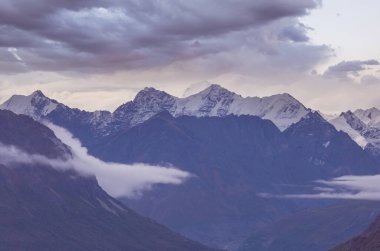 Yazın Alaska 'nın Picturesque Dağları. Kar, kütleleri, buzulları ve kayalık tepeleri kapladı. Güzel doğal arkaplan.