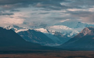 Yazın Alaska 'nın Picturesque Dağları. Kar, kütleleri, buzulları ve kayalık tepeleri kapladı. Güzel doğal arkaplan.