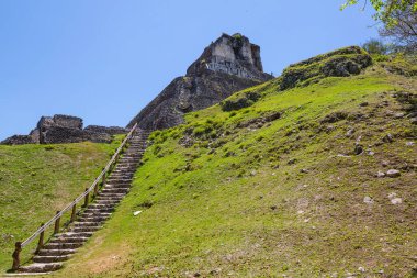 Xunantunich Maya Belize 'de harabe.