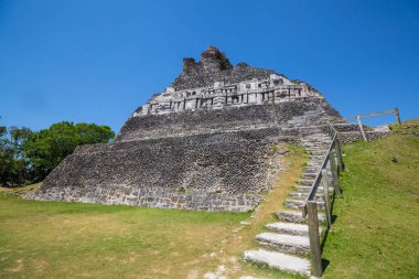 Xunantunich Maya Belize 'de harabe.