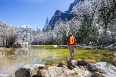 Yosemite Ulusal Parkı 'nda bahar sezonunda yürüyüş, Kaliforniya, ABD