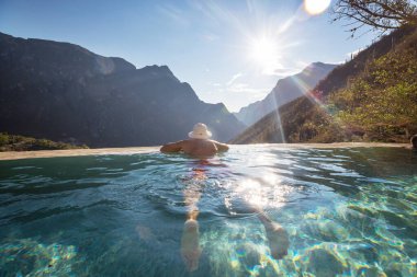 Meksika 'da Las Grutas De Tolantongo' da doğal termal havuzlarda dinlenen turistler