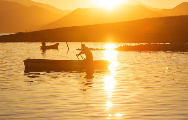 Fisnermen Csónakokban Tavon Napkeltekor — Stock Fotó