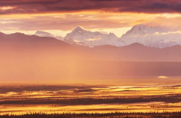 Живописные Горы Аляски Летом Заснеженные Массивы Ледники Скалистые Вершины Красивый — стоковое фото