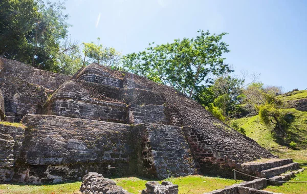 ベリーズのXunantunich Maya遺跡 — ストック写真