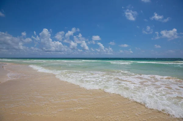 Piękne Letnie Krajobrazy Tropikalnej Plaży Tło Wakacji — Zdjęcie stockowe