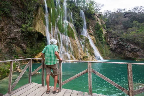 Турист Отдыхает Возле Красивого Водопада Джунглях Мексика — стоковое фото