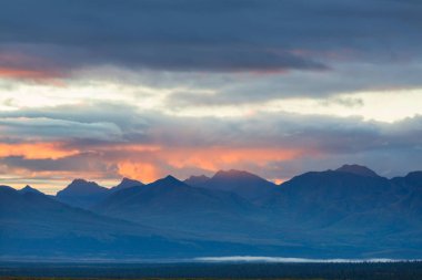 Yazın Alaska 'nın Picturesque Dağları. Kar, kütleleri, buzulları ve kayalık tepeleri kapladı. Güzel doğal arkaplan.