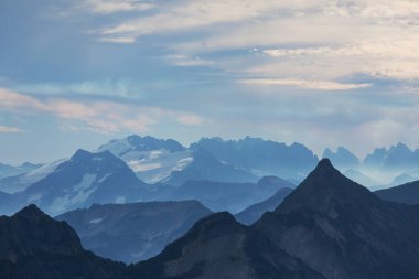 North Cascade Range, Washington, ABD 'deki güzel dağ zirvesi.