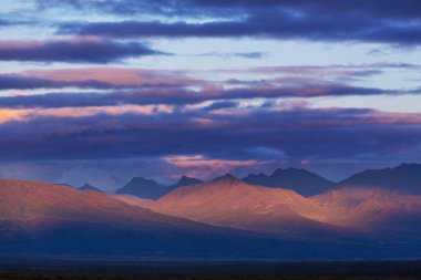 Dağlarda manzaralı günbatımı. Güzel doğal arkaplan.