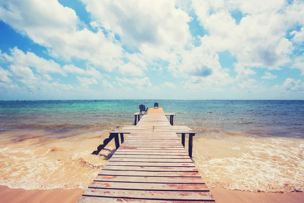 热带海滩上的木板路 — 图库照片