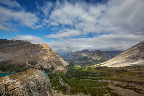 夏季加拿大落基山脉的风景如画的山景 — 图库照片