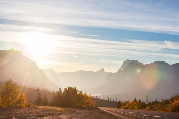 Berg Silhouet Bij Zonsopgang Het Voorjaar — Stockfoto