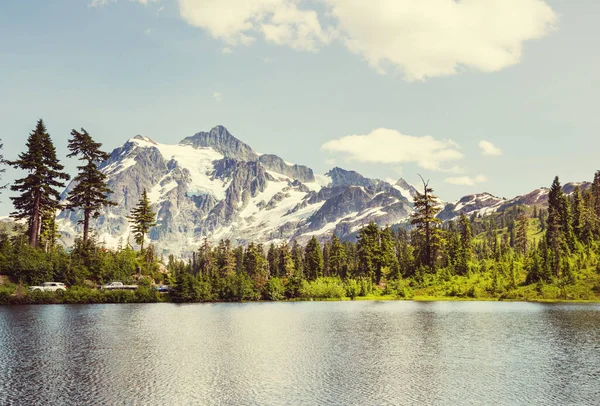 美国华盛顿的风景图片湖 有Shuksan山的倒影 — 图库照片