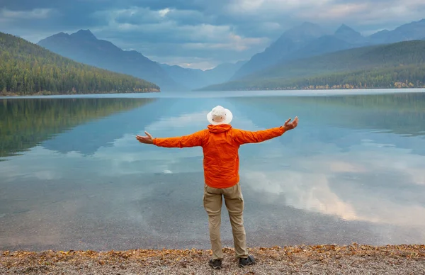Beau Lac Bowman Avec Reflet Des Montagnes Spectaculaires Dans Parc — Photo