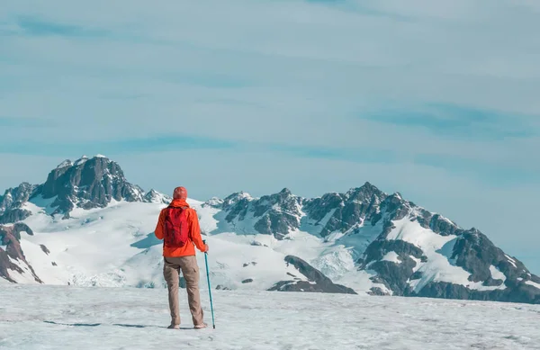 Πεζοπόρος Στα Καναδικά Βουνά Πεζοπορία Είναι Δημοφιλής Δραστηριότητα Αναψυχής Στη — Φωτογραφία Αρχείου