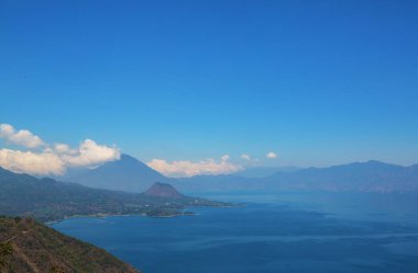 Güzel Atitlan Gölü ve Orta Amerika 'nın Guatemala dağlarında volkanlar