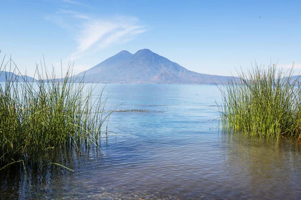 Όμορφη Λίμνη Atitlan Και Ηφαίστεια Στα Υψίπεδα Της Γουατεμάλας Κεντρική — Φωτογραφία Αρχείου