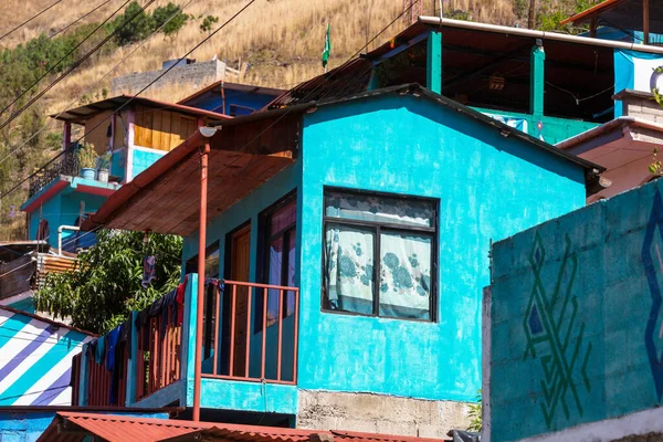 Värikkäästi Maalatut Talot Guatemalassa Keski Amerikassa — kuvapankkivalokuva