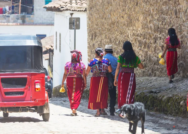 グアテマラの地元市場で伝統的な服を着た人々 — ストック写真
