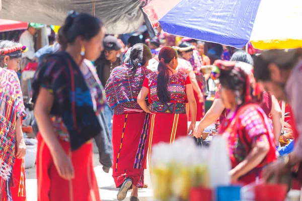 Άνθρωποι Παραδοσιακά Ρούχα Στην Τοπική Αγορά Της Γουατεμάλας — Φωτογραφία Αρχείου