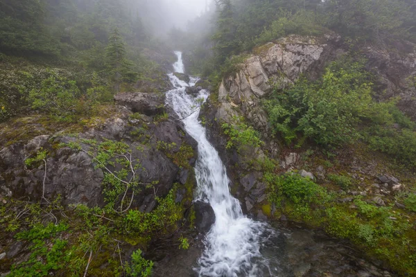 Piękny Wodospad Kanadyjskich Górach — Zdjęcie stockowe