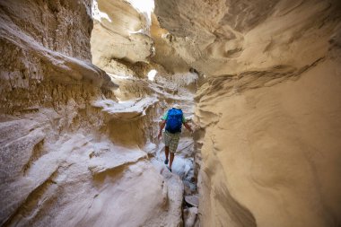 Utah, ABD 'deki Grand Staircase Escalante Ulusal Parkı' ndaki Slot Kanyonu. Utah çöllerinde alışılmadık renkli kumtaşı oluşumları yürüyüşçüler için popülerdir..