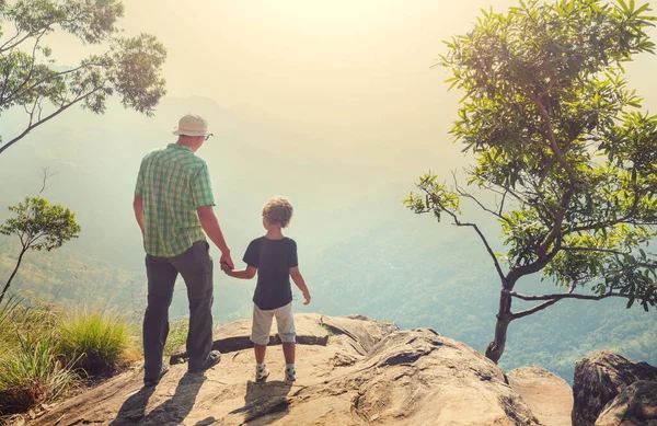 スリランカの山々の崖の上の父と息子 幸せな休暇のシーン — ストック写真