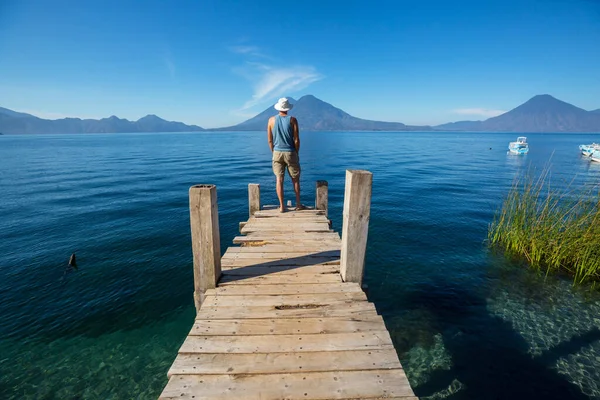 位于中美洲危地马拉高地美丽的Atitlan湖的游客 — 图库照片