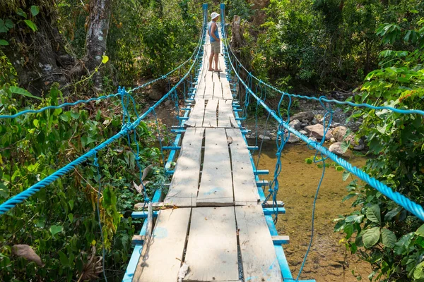 Toerist Hangbrug Tropische Jungle Honduras — Stockfoto