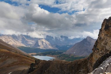 Yaz mevsiminde Kanada Kayalıkları 'nda resim gibi dağ manzarası