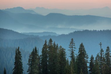 Bahar mevsiminde gün doğumunda dağ silueti