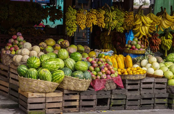 路上の果物市場は — ストック写真