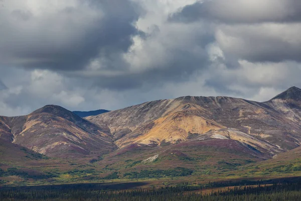 Montanhas Pitorescas Alasca Verão Neve Cobriu Maciços Geleiras Picos Rochosos — Fotografia de Stock
