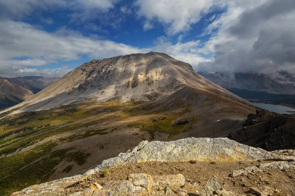 Pittoresca Vista Sulle Montagne Rocciose Canadesi Nella Stagione Estiva — Foto Stock