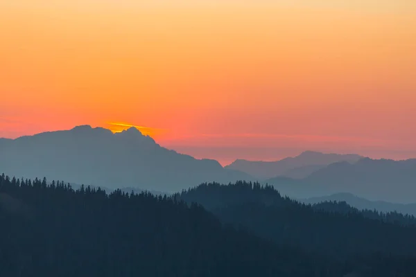 春の日の出の山のシルエット — ストック写真