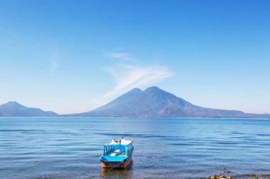 Güzel Atitlan Gölü ve Orta Amerika 'nın Guatemala dağlarında volkanlar