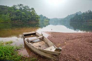 Güzel tropikal gölde tekne, Honduras