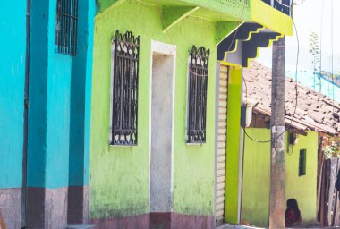Orta Amerika, Guatemala 'da renkli boyanmış evler sokağı.